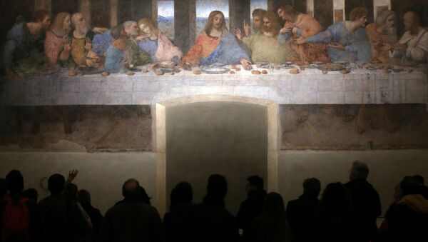 Посетители рассматривают картину Тайная вечеря в церкви Санта-Мария-делле-Грацие, Милан, Италия - Sputnik Moldova