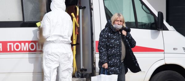 Бригада скорой медицинской помощи доставила пациента с подозрением на коронавирус в больницу в Коммунарке - Sputnik Moldova