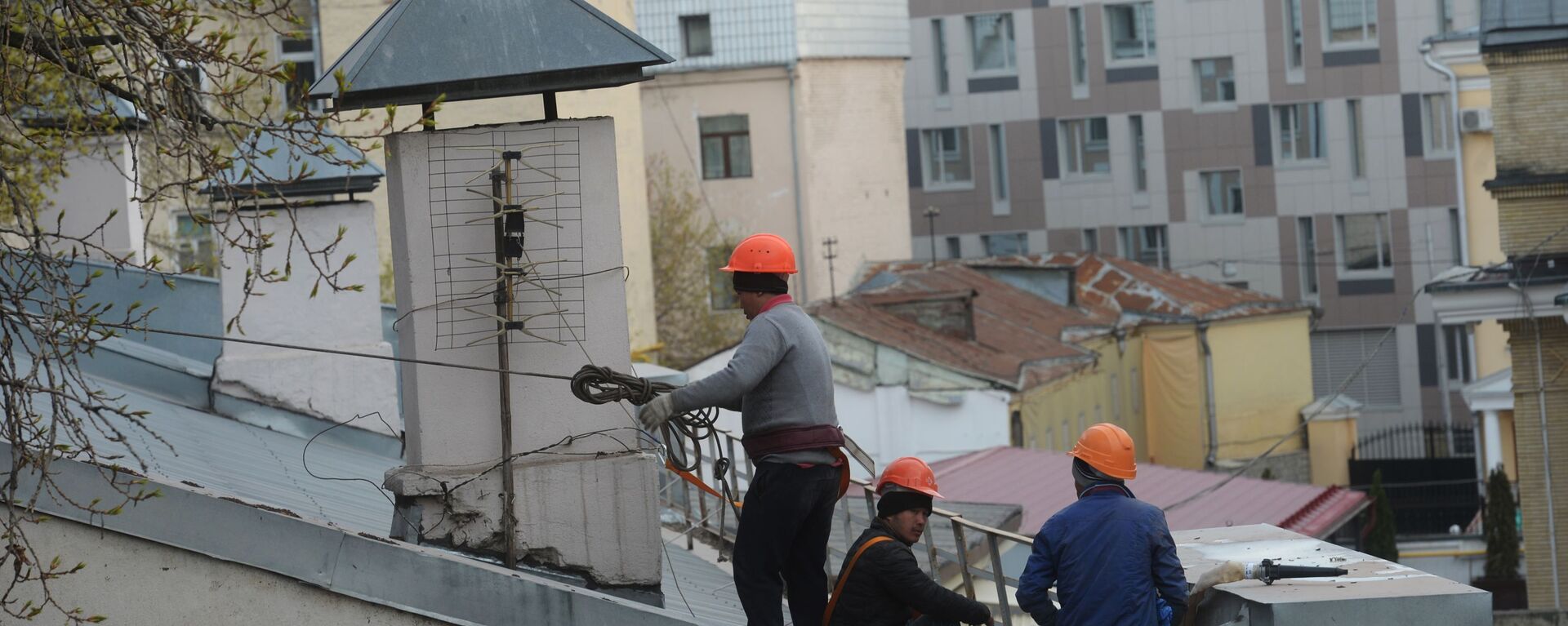 Рабочие-строители на крыше здания в Москве. - Sputnik Молдова, 1920, 27.06.2021