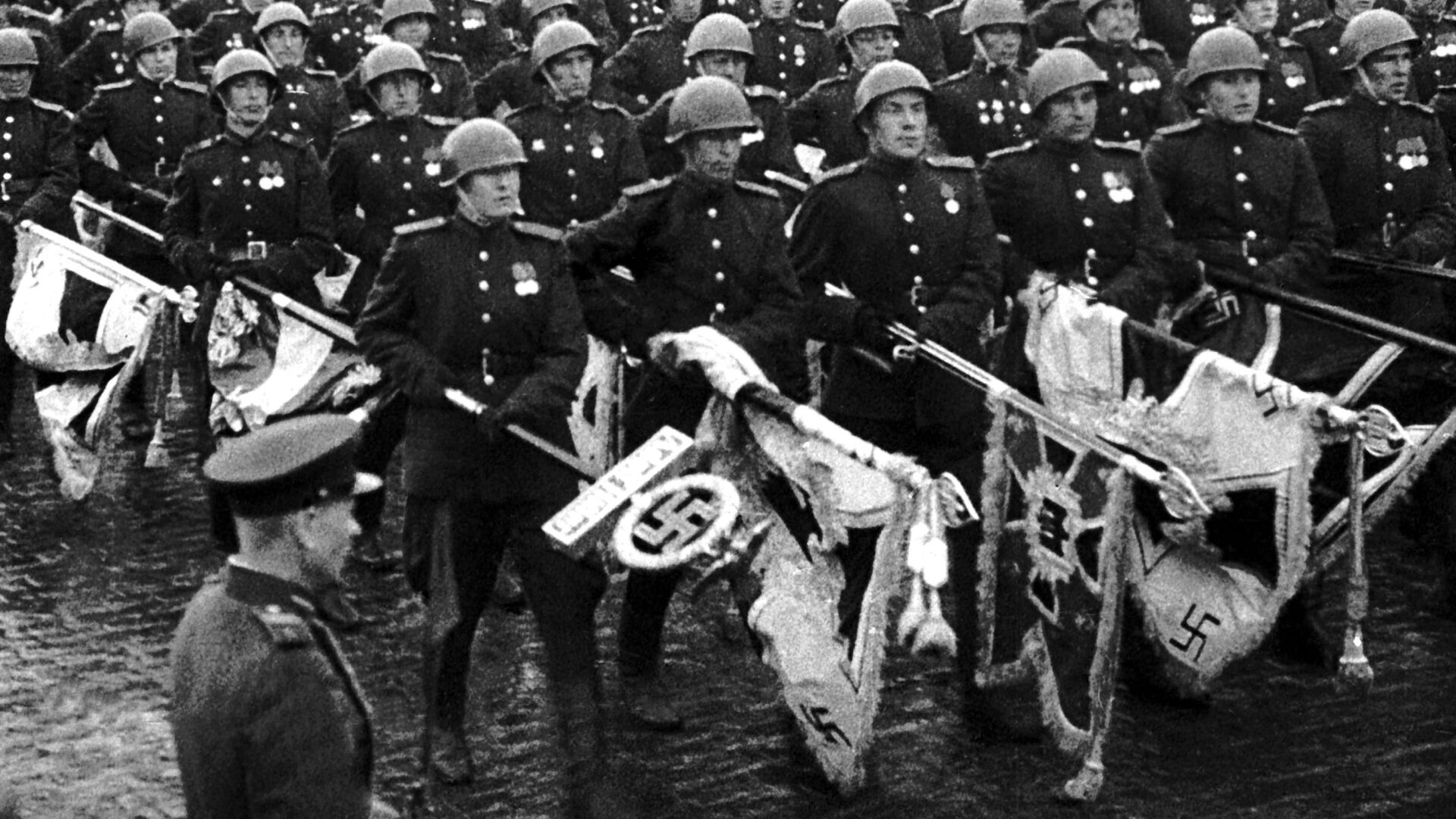 Parada Victoriei în Piața Roșie desfășurată la Moscova pe 24 iunie 1945. Soldații sovietici aruncă stindarde fasciste la lângă Mausoleul lui Lenin. - Sputnik Moldova-România, 1920, 01.04.2022