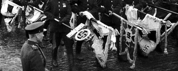 Москва. 24 июня 1945 года. Парад Победы на Красной площади. Советские солдаты бросают фашистские знамёна к подножью Мавзолея В.И.Ленина. Москва. 24 июня 1945 года. Парад Победы на Красной площади. Советские солдаты бросают фашистские знамёна к подножью Мавзолея В.И.Ленина. - Sputnik Молдова