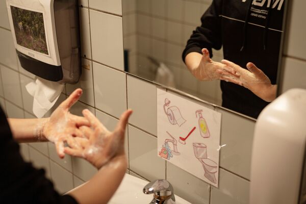 Un elev de la școala Korshoejskolen se spală pe mâini, Danemarca - Sputnik Moldova