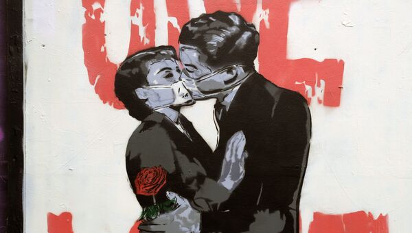 Граффити с изображением целующихся в масках влюбленных на стенде в Лондоне, Великобритания - Sputnik Молдова