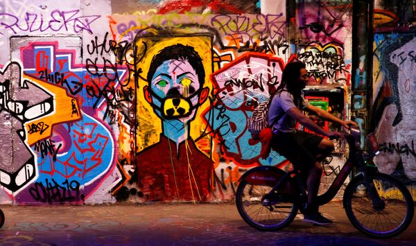 Велосипедист у стены с граффити в Лондоне - Sputnik Молдова