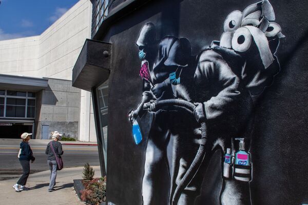 Люди во время прогулки у граффити в Лос-Анджелесе, США - Sputnik Молдова