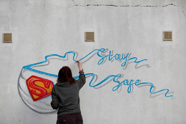 Художница во время работы над граффити в Понтефракт, Великобритания  - Sputnik Молдова