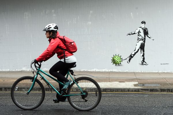 Велосипедист у граффити в Глазго - Sputnik Молдова