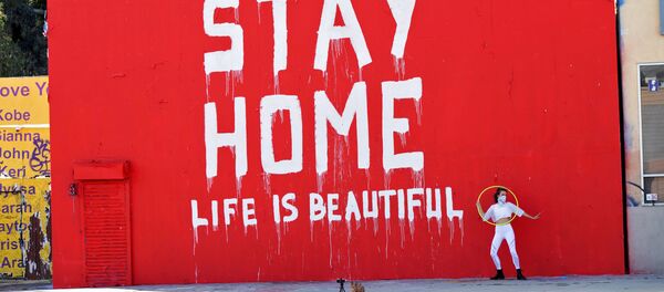 Преподаватель танцев Морган Дженкинс во время позирования перед граффити в Лос-Анджелесе, США - Sputnik Moldova-România