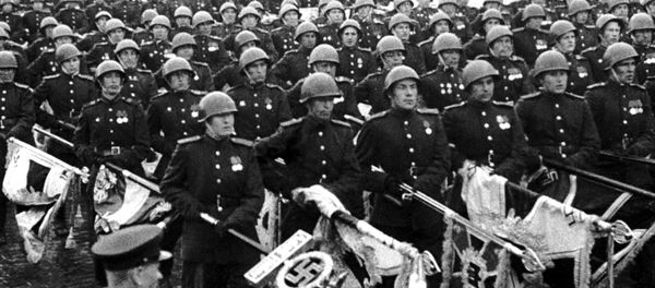 Москва. 24 июня 1945 года. Парад Победы на Красной площади. Советские солдаты бросают фашистские знамёна к подножью Мавзолея В.И.Ленина. - Sputnik Moldova-România