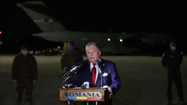 Ambasadorul Adrian Zuckerman la sosirea avionului NATO cu echipament medical cumpărat de România - Sputnik Moldova-România