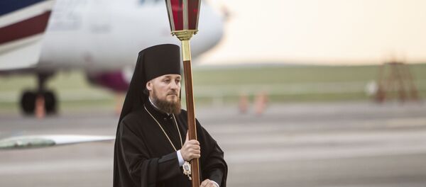 Благодатный огонь прибыл в Молдову Благодатный огонь прибыл в Молдову - Sputnik Молдова