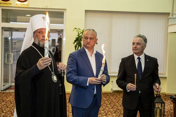 Primele lumânări aprinse de la Lumina Sfântă  - Sputnik Moldova