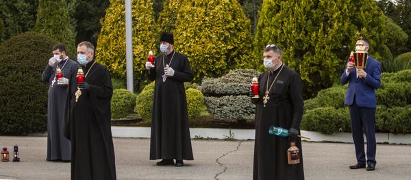 Благодатный огонь прибыл в Молдову  - Sputnik Moldova