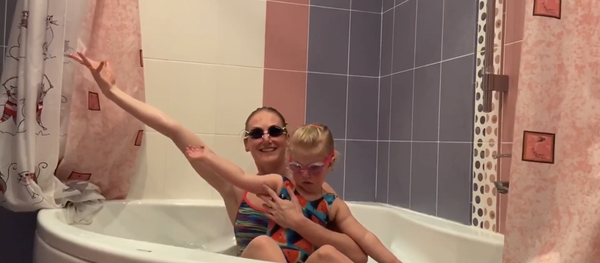 Олимпийская чемпионка по синхронному плаванию тренируется в ванне во время самоизоляции Олимпийская чемпионка по синхронному плаванию тренируется в ванне во время самоизоляции - Sputnik Молдова