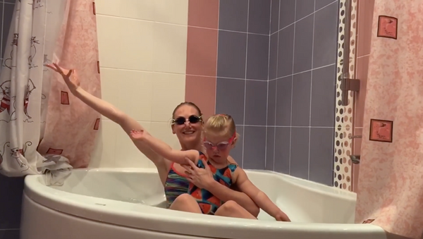 Олимпийская чемпионка по синхронному плаванию тренируется в ванне во время самоизоляции - Sputnik Молдова