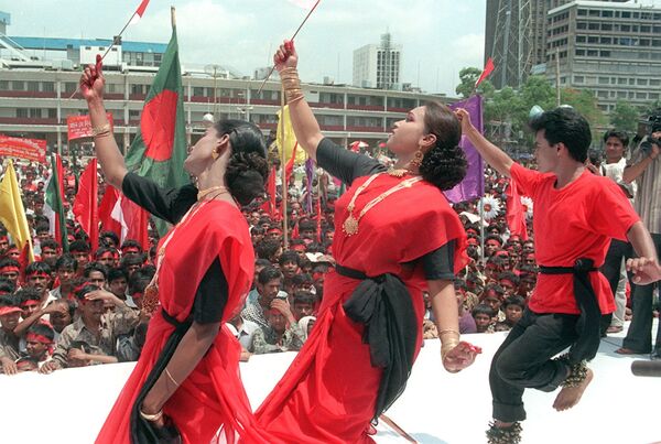 Танцоры выступают на митинге рабочих в центре города Дакка в честь 1 мая, Бангладеш - Sputnik Moldova-România
