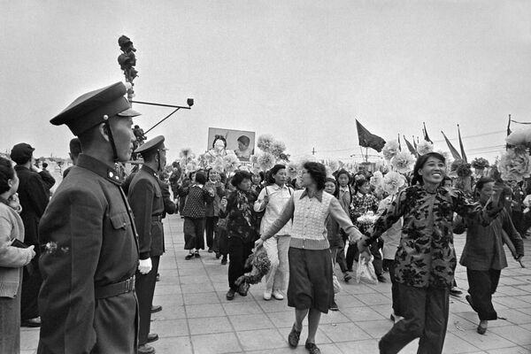 Парад в честь Международного дня трудящихся на площади Тяньаньмэнь в Пекине 1 мая 1957 года - Sputnik Moldova-România