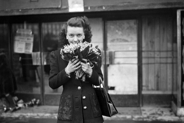 Девушка с ландышами в руках 1 мая 1945 года в Париже - Sputnik Moldova-România