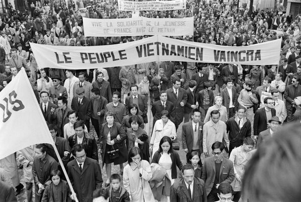 Делегации Вьетнама на демонстрации 1 мая 1968 года, организованной профсоюзами и Компартией в Париже - Sputnik Moldova-România