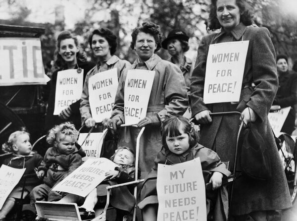 Женщины с детьми на первомайской демонстрации в Лондоне, 1948 год - Sputnik Moldova-România