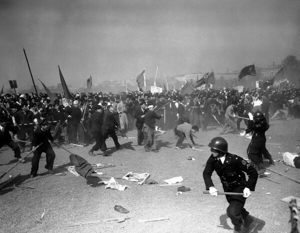 Разгон демонстрации в день 1 мая в Токио, 1952 год  - Sputnik Moldova-România