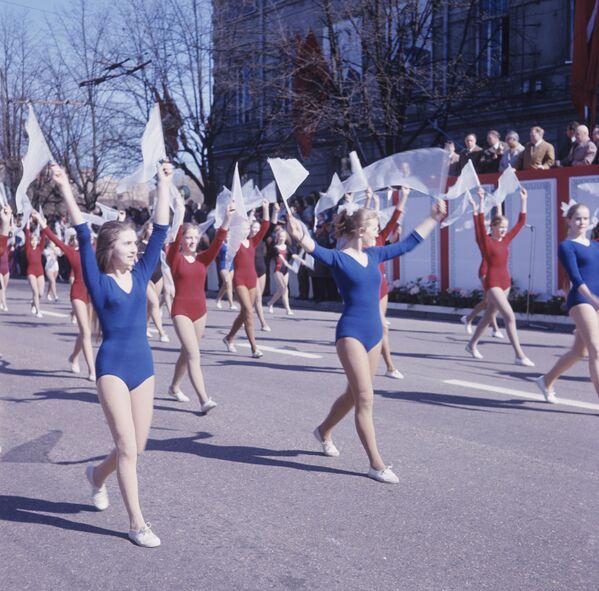 Парад физкультурников во время первомайской демонстрации в Вильнюсе, 1973 год - Sputnik Moldova-România