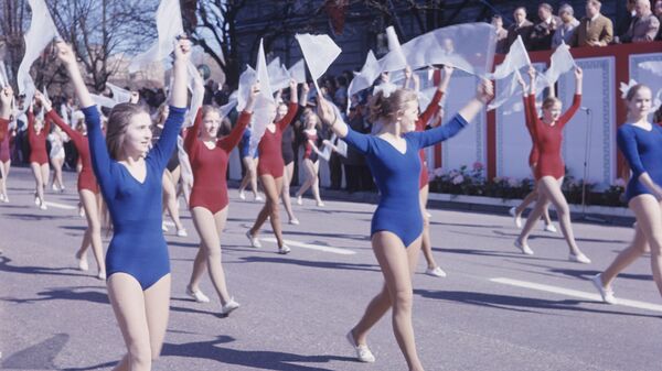Парад физкультурников во время первомайской демонстрации в Вильнюсе, 1973 год - Sputnik Молдова