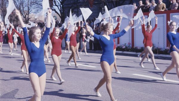 Парад физкультурников во время первомайской демонстрации в Вильнюсе, 1973 год - Sputnik Молдова