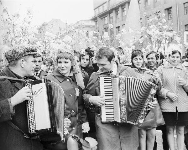 Участники первомайской демонстрации по пути на Красную площадь, Москва, 1971 год - Sputnik Молдова
