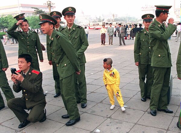 Мальчик в группе китайский солдат на празднике 1 Мая в Пекине, 1997 год - Sputnik Молдова
