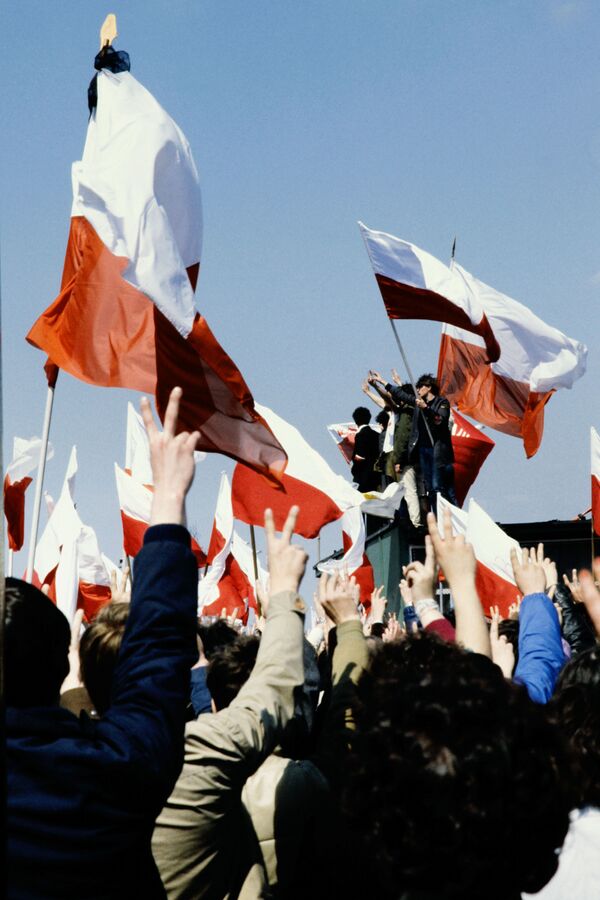 Участники первомайской демонстрации в Варшаве, Польша, 1982 год - Sputnik Молдова