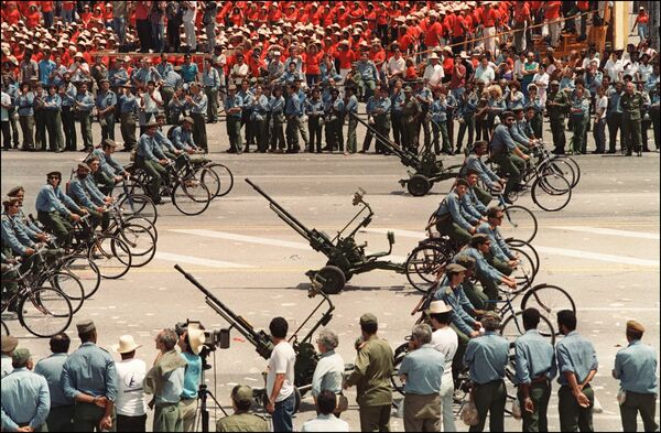 Кубинская армия на первомайской демонстрации в Гаване, 1994 год - Sputnik Молдова