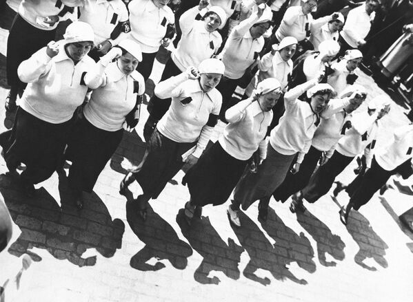 Марш женщин во время празднования Дня труда 1 мая в Нью-Йорке, 1935 год - Sputnik Молдова