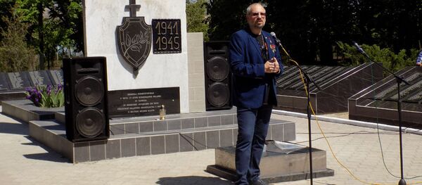 Командир поискового отряда Август В.Сеньковский выступает на открытии восстановленного мемориала в селе Гура Быкулуй. Май 2019 года - Sputnik Молдова