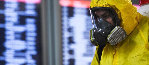 Сотрудник центра по проведению спасательных операций проводит обработку помещений - Sputnik Молдова