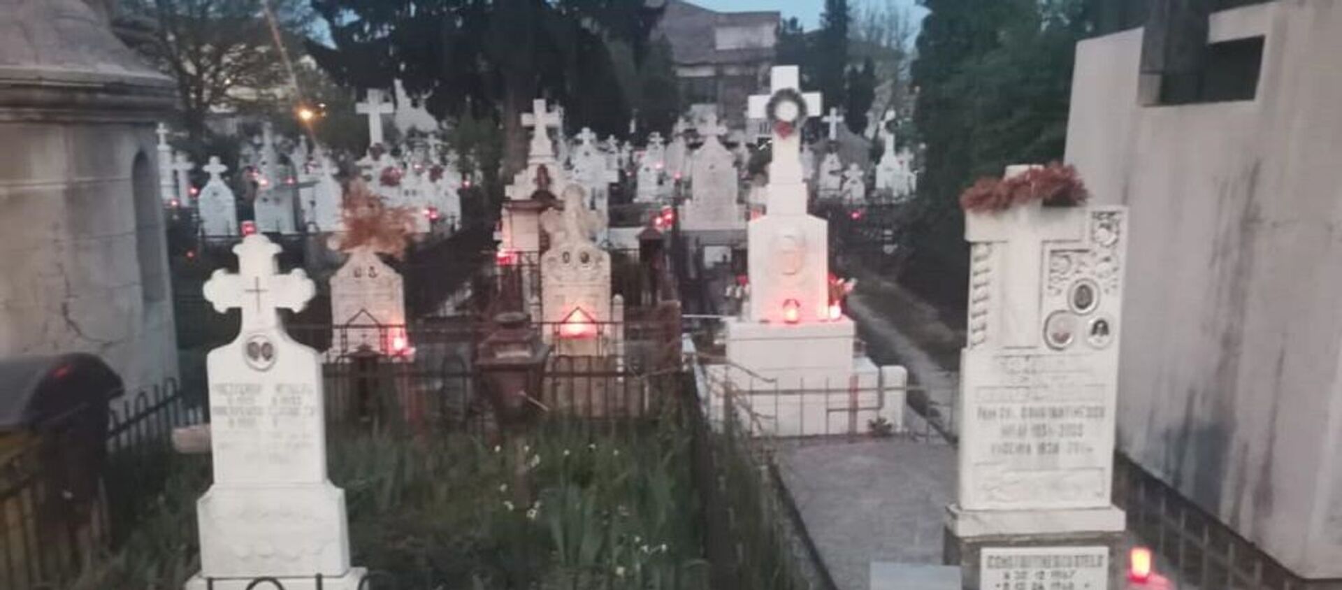 Lumânări la cimitire, de Paști - Sputnik Moldova-România, 1920, 21.04.2020