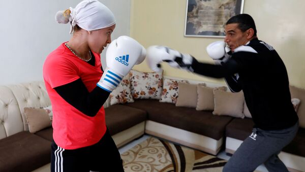Спортсменка Марием Хомрани во время тренировки дома во время самоизоляции в Тунисе - Sputnik Молдова