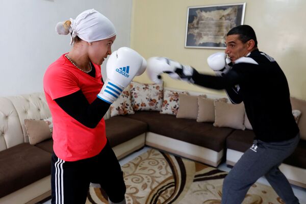 Спортсменка Марием Хомрани во время тренировки дома во время самоизоляции в Тунисе - Sputnik Молдова
