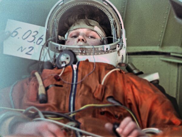 Летчик-космонавт Валентина Терешкова во время тренировки на центрифуге, 1964 год - Sputnik Молдова