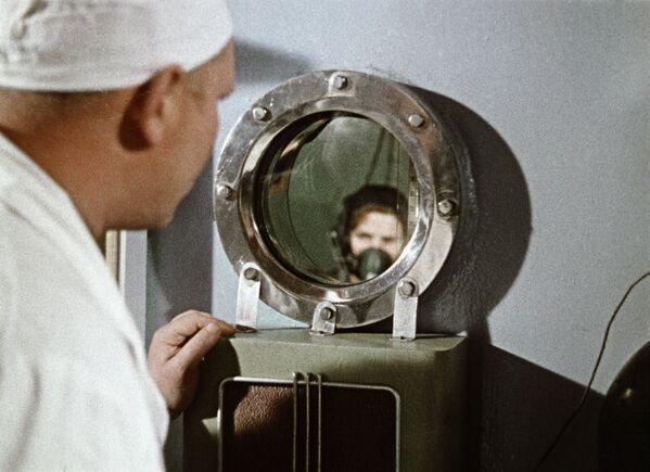 Врач наблюдает за Валентиной Терешковой во время тренировки, 1964 год - Sputnik Молдова