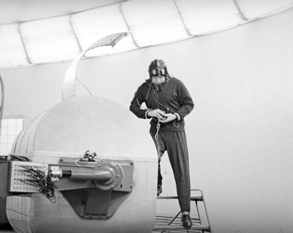 Космонавт Алексей Леонов перед тренировкой в центрифуге, 1963 год - Sputnik Молдова