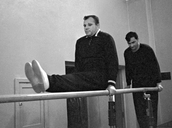 Летчики-космонавты СССР Юрий Гагарин и Валерий Быковский во время тренировки - Sputnik Молдова