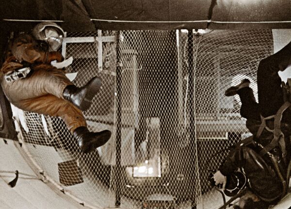 Тренировка космонавта в условиях невесомости, 1962 год - Sputnik Молдова
