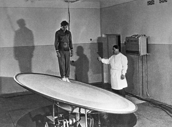 Космонавт Герман Титов во время тренировки, 1961 год - Sputnik Молдова