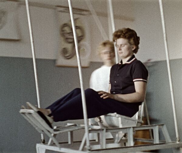 Валентина Терешкова на тренировке вестибулярного аппарата, 1964 год - Sputnik Молдова
