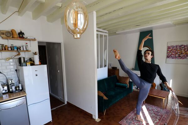 Итальянский танцор балета Парижской оперы Франческо Мура во время тренировки дома в Париже - Sputnik Moldova