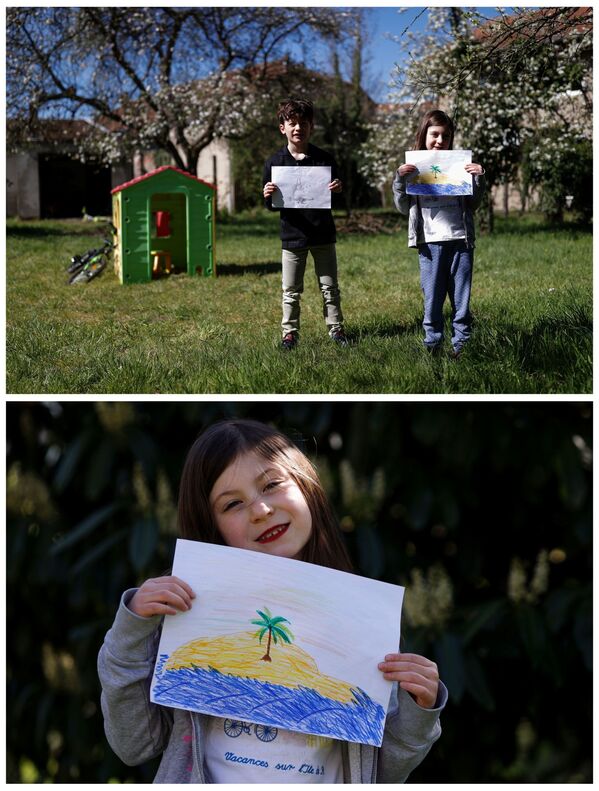 Девятилетний Артур Кляйн и шестилетняя Зоя Кляйн с рисунками в саду своего дома в Хомбург-Хауте, Франция - Sputnik Moldova-România