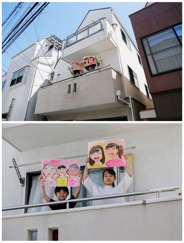 Восьмилетний Реку Мацуи и двенадцатилетний Яя Мацуи с рисунками на балконе своего дома в Токио, Япония - Sputnik Moldova-România