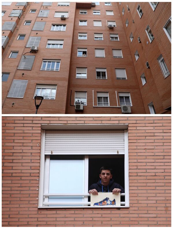 Пятнадцатилетний Серхио Мартинес с рисунком у окна в своей квартире в Мадриде, Испания - Sputnik Moldova-România