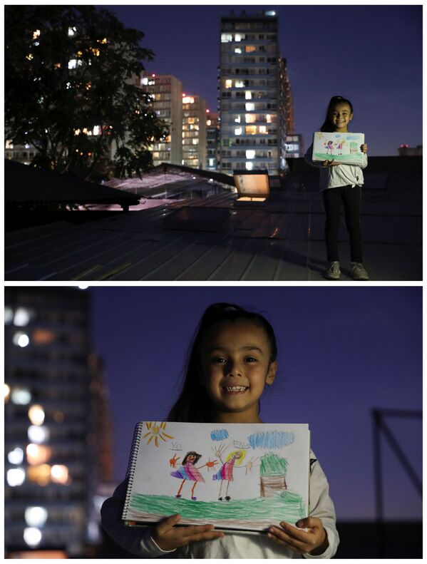 6-летняя Матильда Сото Квиленан из Сантьяго, Чили, на крыше своего дома с рисунком, изображающим ее и подругу Эмму, по которой она очень скучает - Sputnik Moldova-România